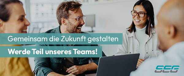 Mehrere Personen sitzen gemeinsam an einem Tisch und tauschen sich aus. Im Vordergrund steht der Schriftzug ‚Gemeinsam die Zukunft gestalten – Werde Teil unseres Teams'.